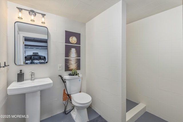 806 Turquoise Trl, Morganville, NJ 07751 - full bath featuring a tile shower and tile walls