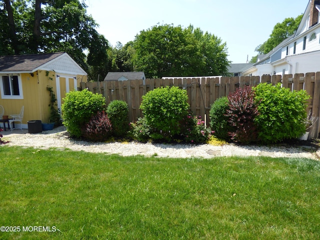 91 Center Ave, Atlantic Highlands, NJ 07716 - view of yard with an outdoor structure