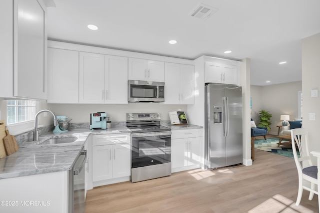 1146B Argyll Cir Unit B, Lakewood, NJ 08701 - kitchen with stainless steel appliances, a sink, white cabinetry, light wood-style flooring, and recessed lighting
