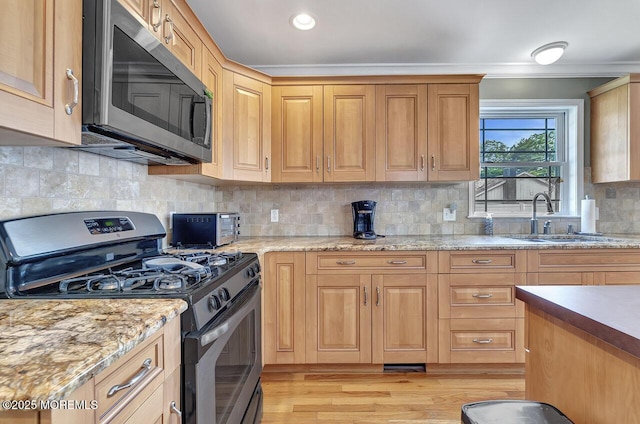 531 Parker Ave, Brick, NJ 08724 - kitchen with stainless steel appliances, a sink, light wood-style floors, tasteful backsplash, and crown molding