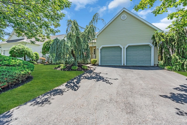 123 Skyline Dr, Lakewood, NJ 08701 - view of front of home featuring driveway and a front yard