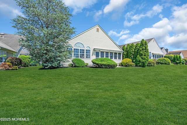 123 Skyline Dr, Lakewood, NJ 08701 - rear view of property with a yard