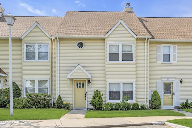 39 Colonial Ct, Jackson, NJ 08527 - view of property featuring a chimney, a shingled roof, and a front lawn