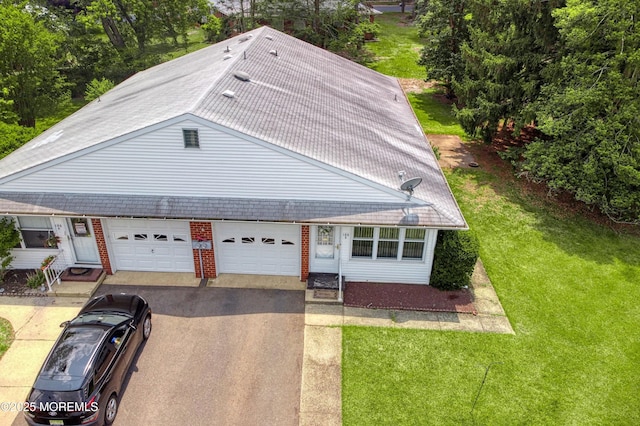 186 Laurel Pl Unit B, Whiting, NJ 08759 - view of front of home with driveway, an attached garage, and a front lawn