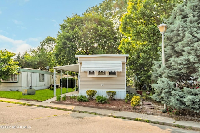 23 Southwind Cir, Jackson, NJ 08527 - manufactured / mobile home with a front yard, a carport, and concrete driveway