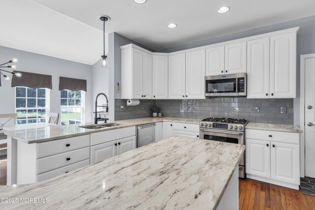 8 Reagan Dr, Jackson, NJ 08527