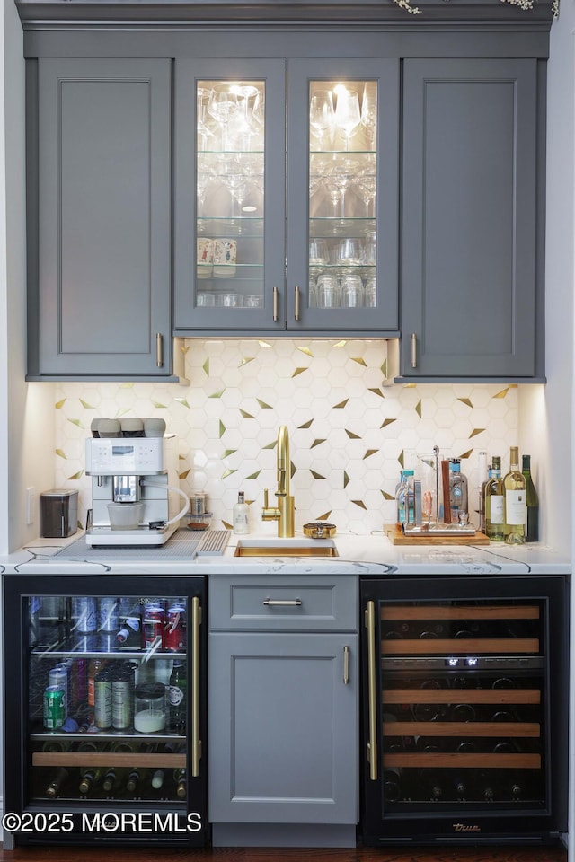 5 Buchop Ln, Red Bank, NJ 07701 - indoor wet bar with beverage cooler and backsplash
