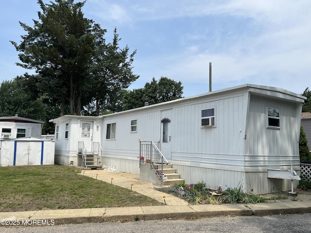 7 Grace Ln, Howell, NJ 07731 - manufactured / mobile home featuring entry steps, a front yard, and cooling unit