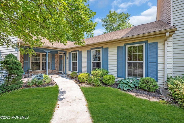 6 Claridge Ct # 5, Freehold, NJ 07728 - view of front of property featuring a front yard, a porch, and roof with shingles