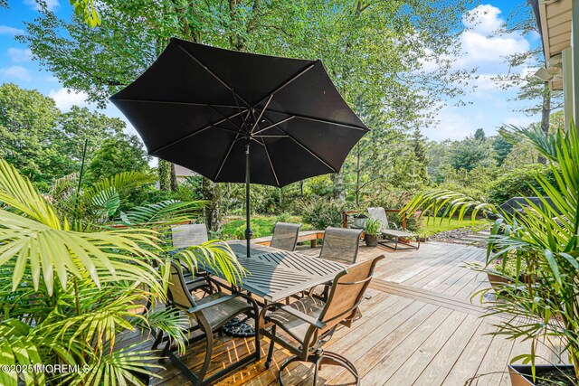 5 Leighton Dr, East Brunswick, NJ 08816 - deck with outdoor dining space