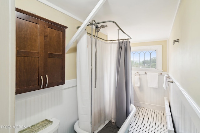 699 River Rd, Fair Haven, NJ 07704 - full bath with curtained shower and wainscoting