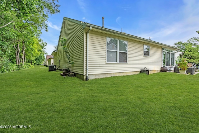 75 Farnworth Close Unit 1000, Freehold, NJ 07728 - back of house with a yard and cooling unit