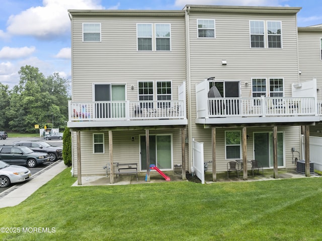38 Phillip E Frank Way Unit 38, Cliffwood, NJ 07721 - back of property with a lawn and a patio