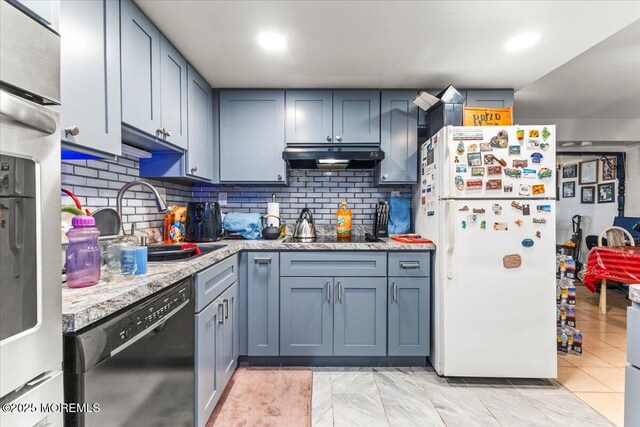 4 Roanoke Ct, Willingboro, NJ 08046 - kitchen featuring freestanding refrigerator, under cabinet range hood, dishwasher, and backsplash