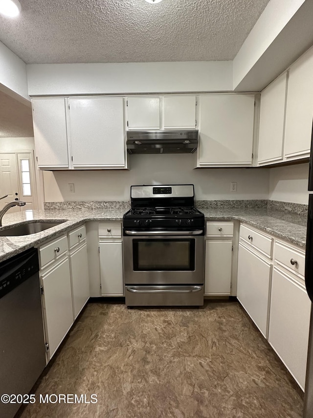 115 Brandywine Ct Unit 115, Brick, NJ 08724 - kitchen with stainless steel appliances, under cabinet range hood, a textured ceiling, white cabinets, and dark floors