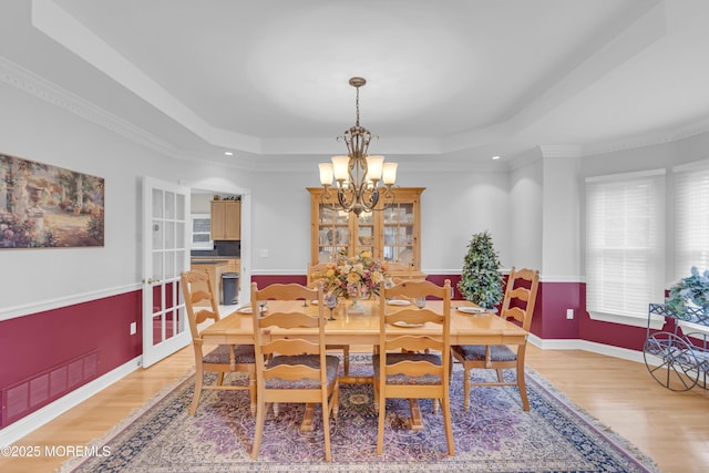329 Valley View Cir, Freehold, NJ 07728 - dining room with light wood-style floors, a raised ceiling, a chandelier, recessed lighting, and crown molding