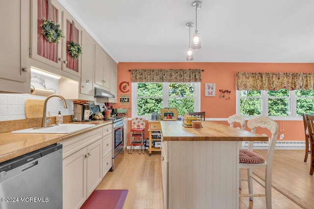 8 Wisconsin Ln, Whiting, NJ 08759 - kitchen with appliances with stainless steel finishes, plenty of natural light, a breakfast bar area, and light wood-type flooring
