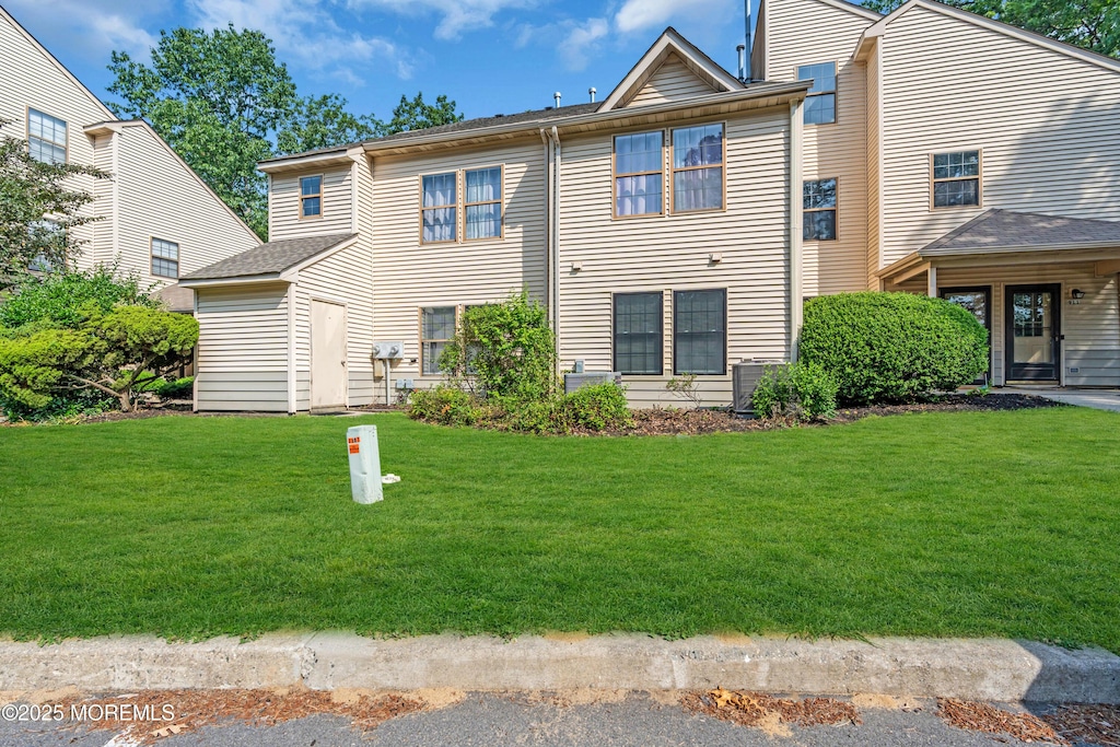 906 Morning Glory Ct, Jackson, NJ 08527 - view of front of property featuring a front yard and a shingled roof
