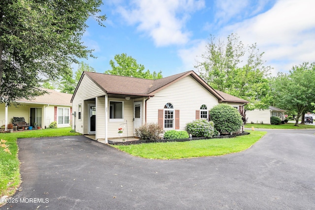 23 Datchet Close Unit 1000, Freehold, NJ 07728 - single story home with a front lawn, driveway, and a shingled roof