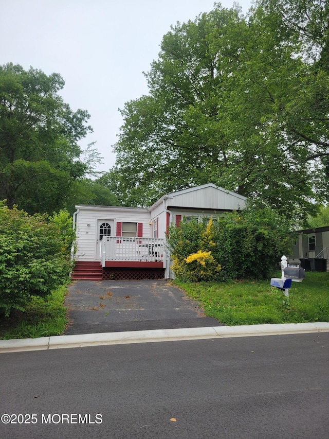 39 Antonia Dr, Jackson, NJ 08527 - view of front facade featuring a deck