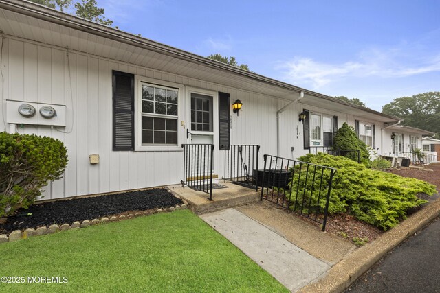 1034 Aberdeen Dr Unit E, Lakewood, NJ 08701 - view of exterior entry with a lawn