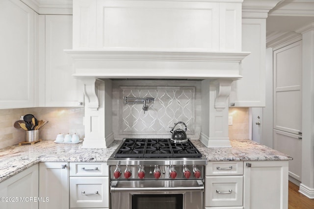 43 Shawnee Way, Morganville, NJ 07751 - kitchen with high end range, tasteful backsplash, white cabinetry, and light stone counters