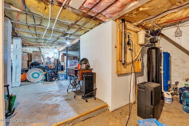 276 Chandler Rd, Jackson, NJ 08527 - unfinished below grade area with a water pressure tank