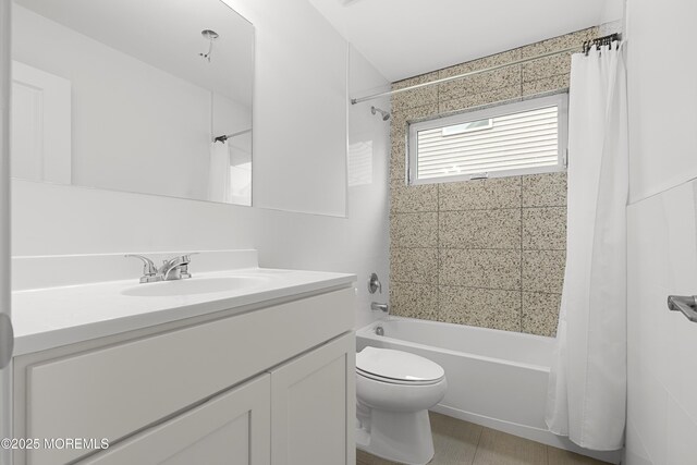 92 Wadsworth Ave, Lakewood, NJ 08701 - full bath with shower / tub combo with curtain and vanity