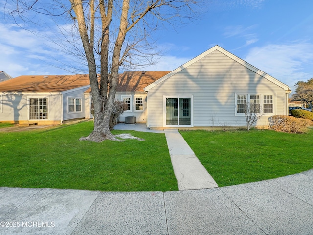 164 Cours De Clemenceau Unit E, Freehold, NJ 07728 - rear view of house with a lawn