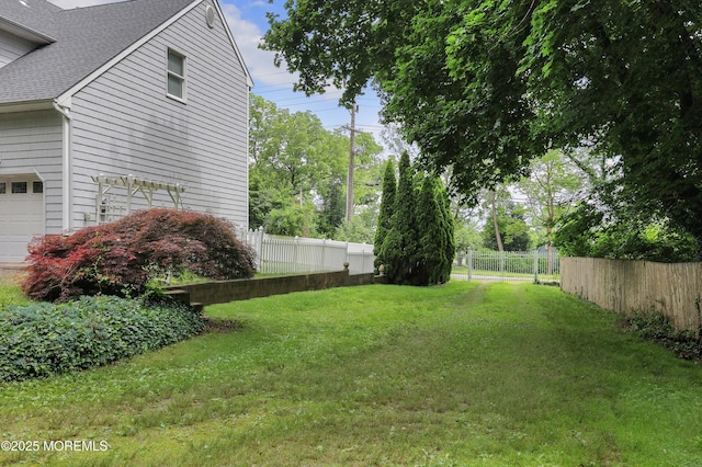 8001/2 Schoolhouse Rd, Brielle, NJ 08730 - view of yard with a garage