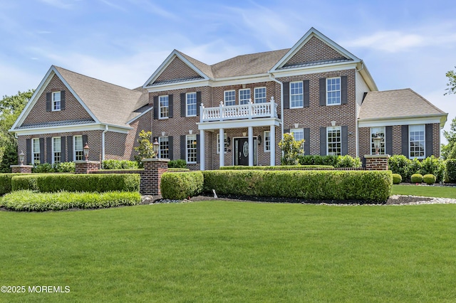 4 Geraldine Ct, Farmingdale, NJ 07727 - colonial house with brick siding, a front yard, a shingled roof, and a balcony