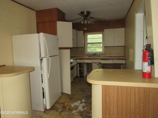 752 Hulses Corner Rd, Howell, NJ 07731 - kitchen with freestanding refrigerator, a peninsula, a ceiling fan, and light countertops