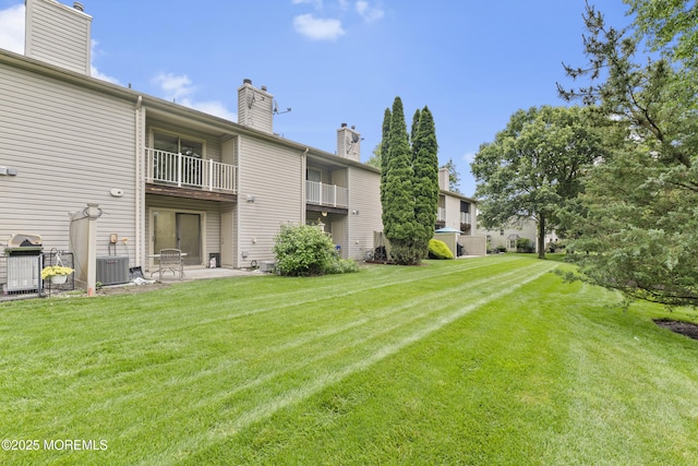 13 Stuart Dr Unit 5, Freehold, NJ 07728 - view of green lawn featuring a balcony and a patio