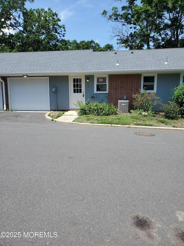 482C Thornbury Ct, Lakewood, NJ 08701 - ranch-style home featuring roof with shingles, an attached garage, and asphalt driveway