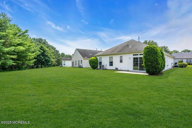 29 Goldenedge Way, Lakewood, NJ 08701 - back of property with a lawn and a patio area