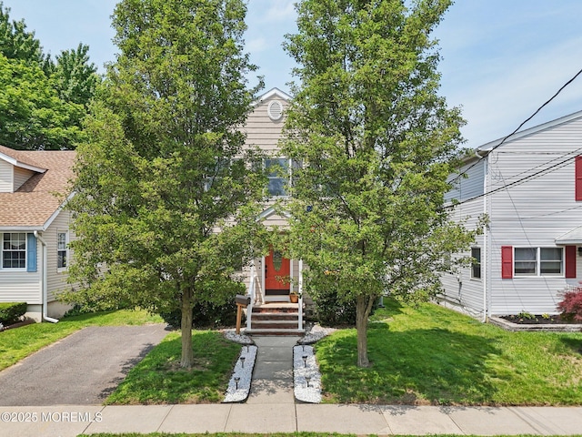 98 Washington St, Keyport, NJ 07735 - obstructed view of property with a front yard