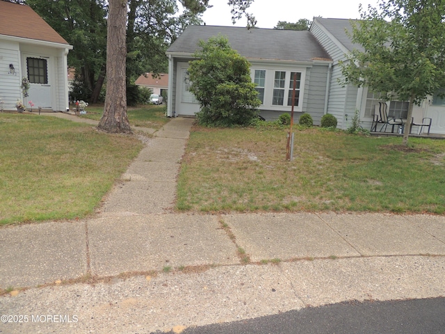 455A Chesterfield Ct, Manchester, NJ 08759 - view of front of property with a front yard