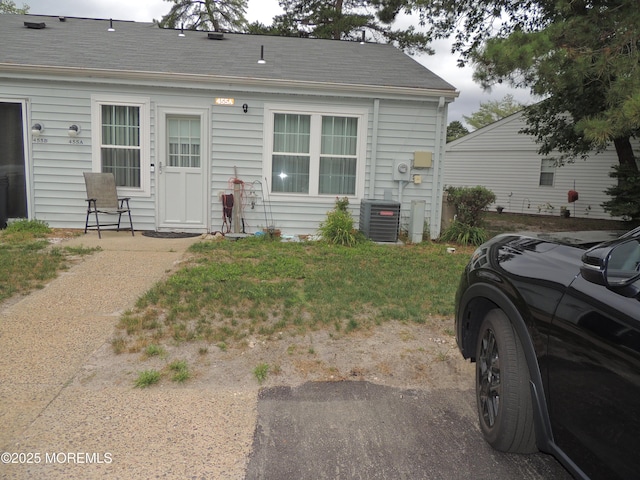 455A Chesterfield Ct, Manchester, NJ 08759 - rear view of property with a shingled roof