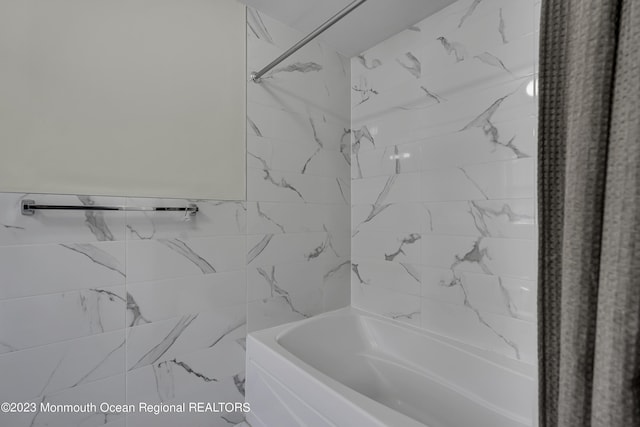 7 Regal Ct, Lakewood, NJ 08701 - full bath featuring shower / bath combination with curtain