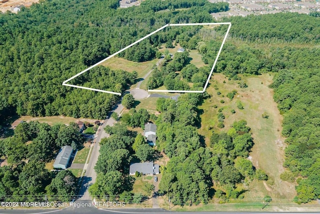 9 Tracy Pl, Jackson, NJ 08527 - aerial view of property and surrounding area with property parcel outlined and a forest