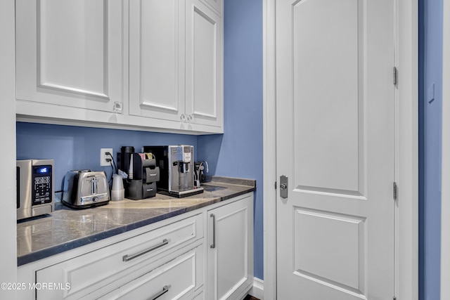 5 Champlain Ct, Lakewood, NJ 08701 - bar area with stainless steel microwave