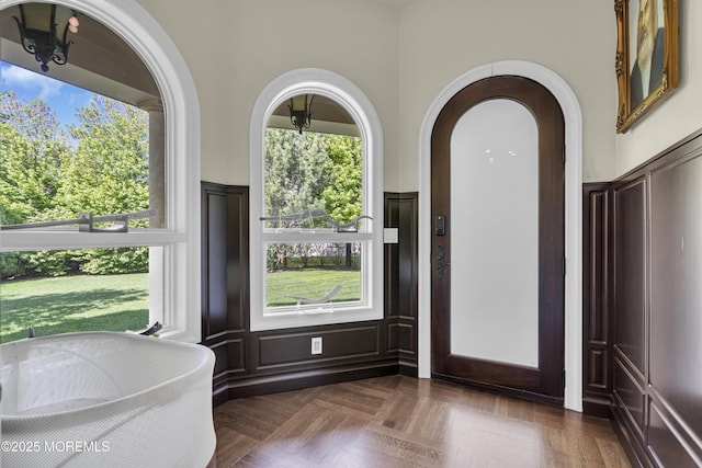 5 Champlain Ct, Lakewood, NJ 08701 - foyer featuring arched walkways