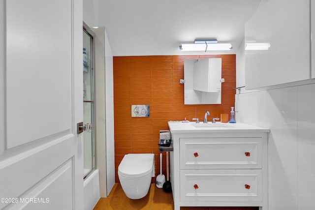 5 Champlain Ct, Lakewood, NJ 08701 - full bath featuring vanity, tile walls, and bath / shower combo with glass door