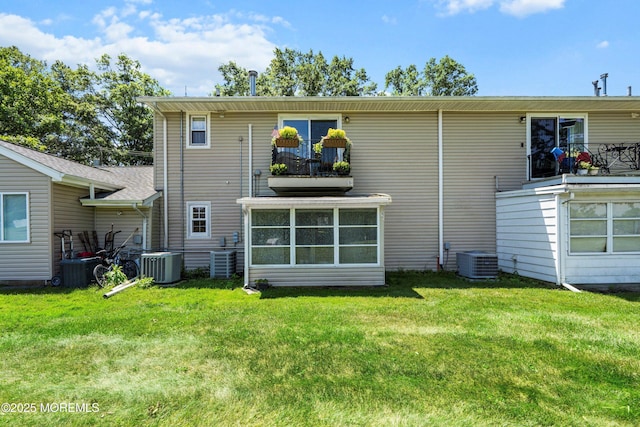 10 Haven Dr Unit B, Matawan, NJ 07747 - rear view of house with a yard