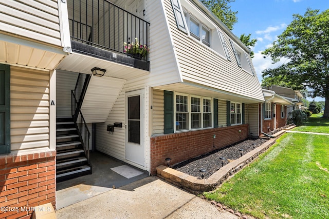 10 Haven Dr Unit B, Matawan, NJ 07747 - entrance to property featuring brick siding, a lawn, and a balcony