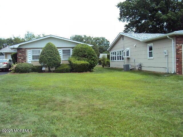 6 Hardy Ct, Brick, NJ 08724 - view of side of home with a yard