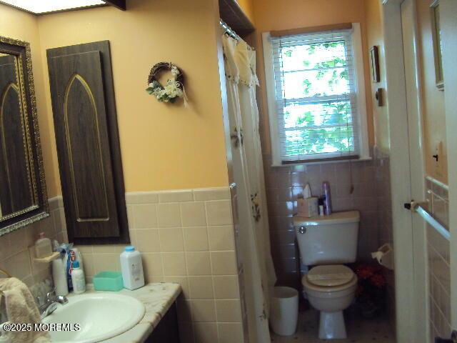 6 Hardy Ct, Brick, NJ 08724 - full bath with tile walls, vanity, wainscoting, and curtained shower