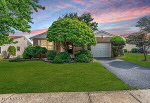 47 Lakeview Dr, Marlboro, NJ 07746 - photo 30