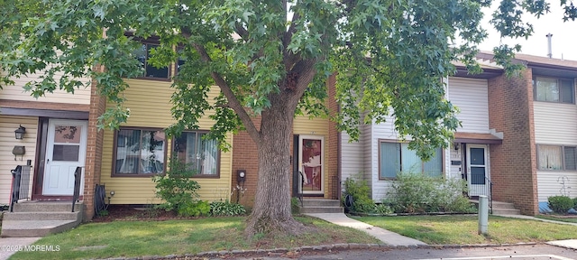 197 Canterbury Ct, East Windsor, NJ 08520 - view of front of home with a front lawn