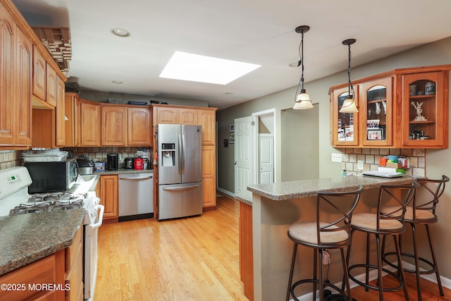 8 N Cherokee Ln, Brick, NJ 08724 - kitchen featuring appliances with stainless steel finishes, a skylight, a peninsula, tasteful backsplash, and recessed lighting